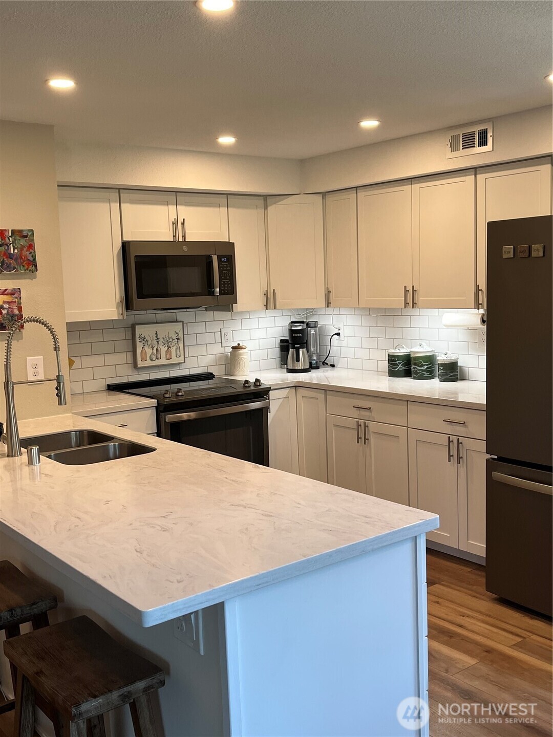 102 N Narwhal Loop NW