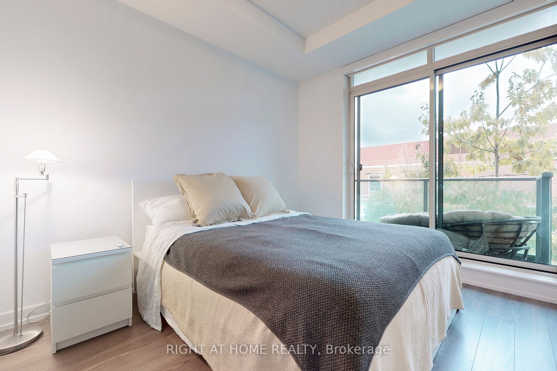 377 Madison Ave 207