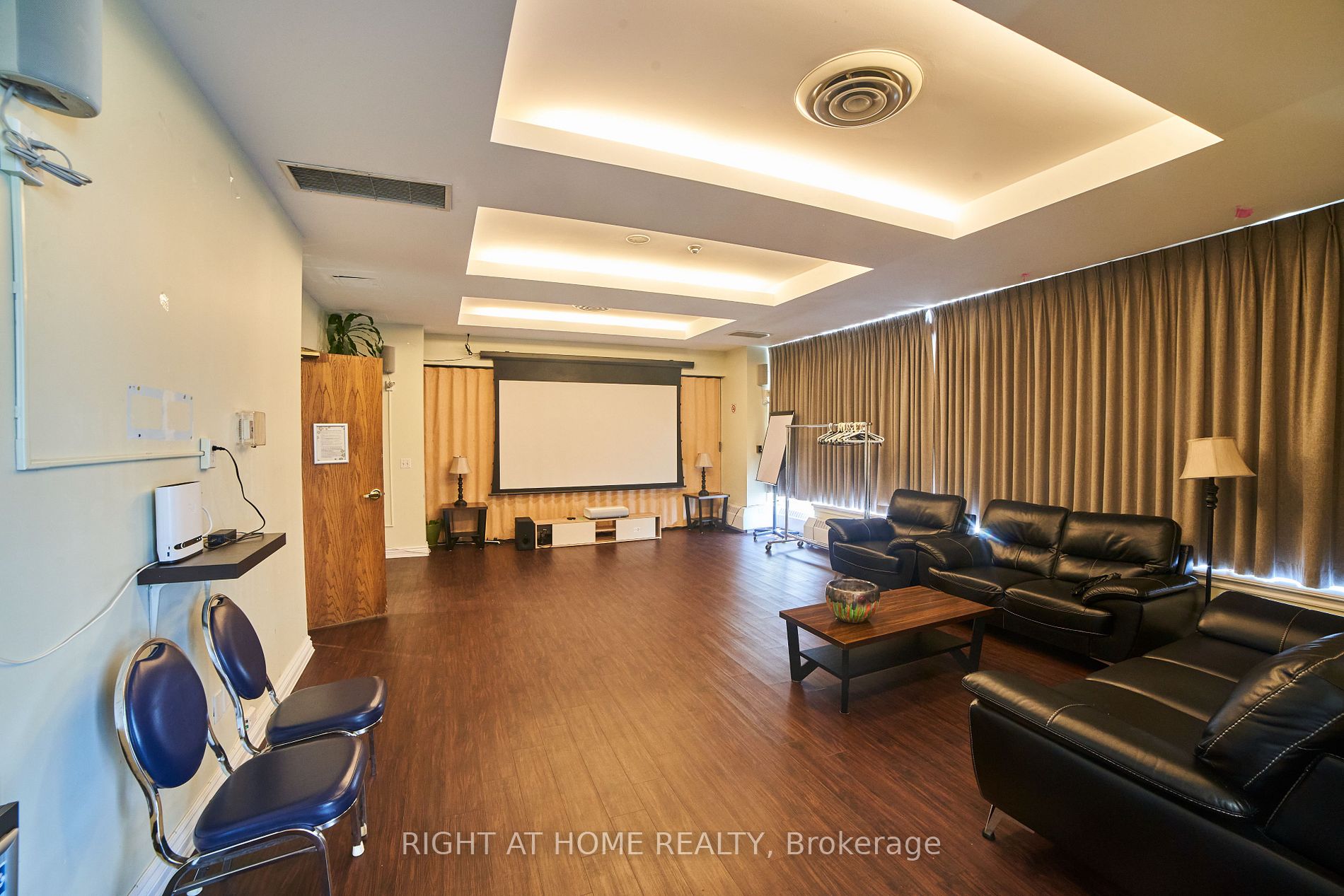 1700 E Eglinton Ave 609