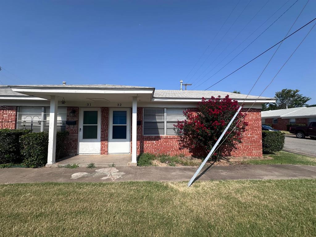 This duplex unit is just east of the University of Oklahoma intramural fields. The living area has vinyl flooring, built-in bookshelves, and a large window that lets in lots of natural light. There is access to the backyard through the kitchen. The kitchen has a refrigerator, stove, and dishwasher. A washer and dryer are provided. The two bedrooms have carpet and ceiling fans. The finishes and flooring could vary between each unit. The new lease will go through May 31st, 2027. The security deposit is $975. This is a no-pets and non-smoking unit.