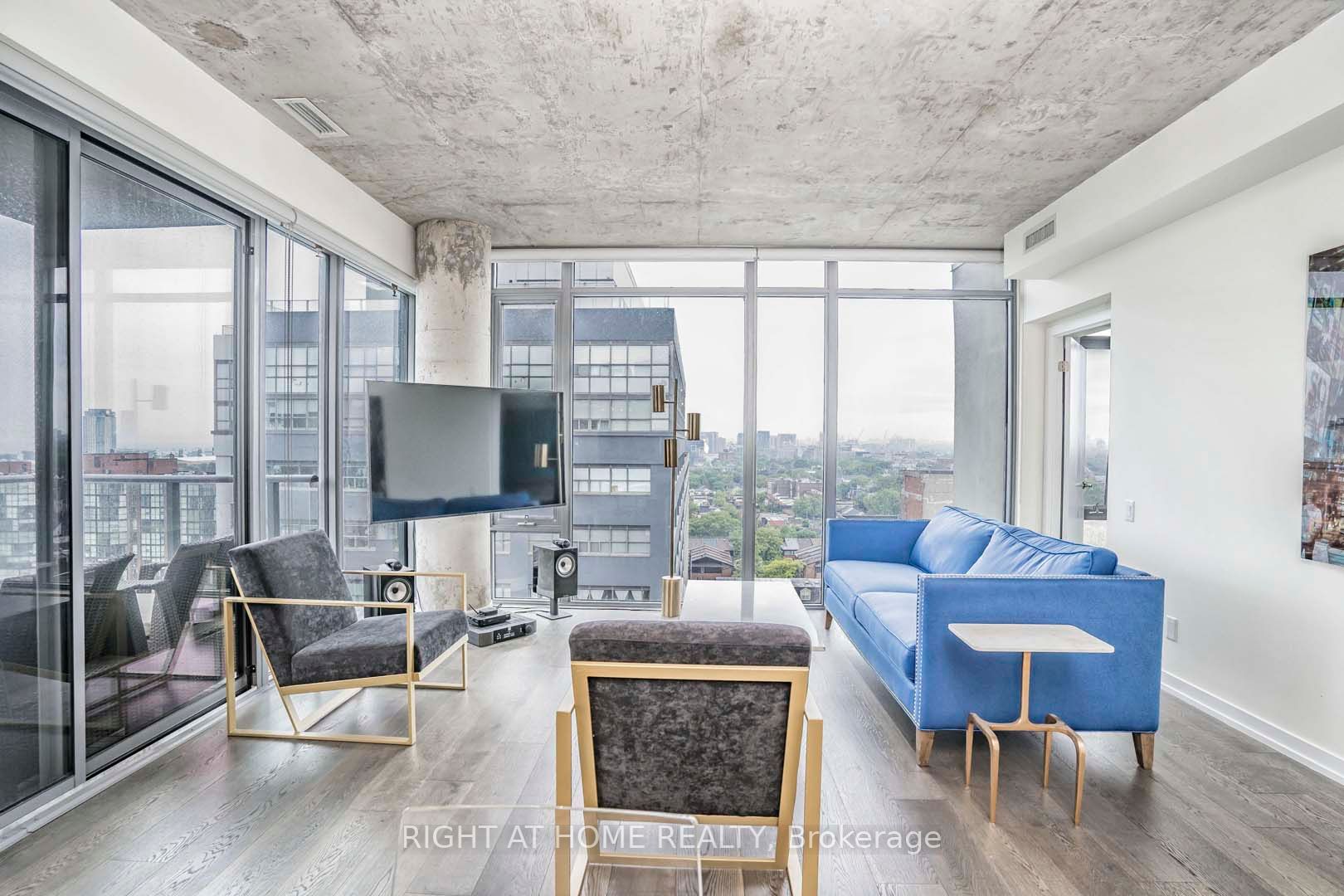 95 Bathurst St 1405