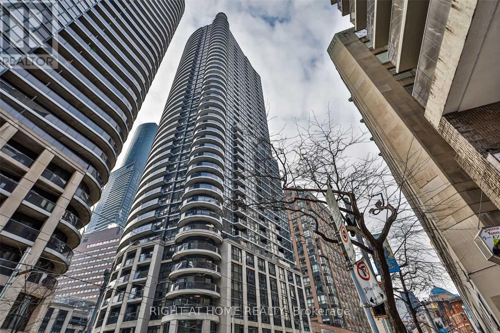 21 Carlton St 1501