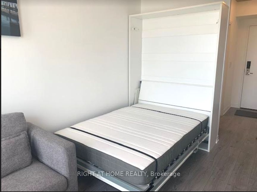 1900 N Simcoe St 604