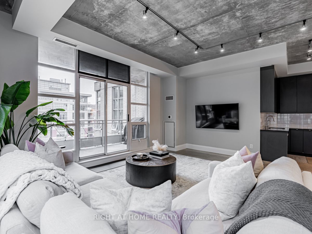 23 Brant St 704