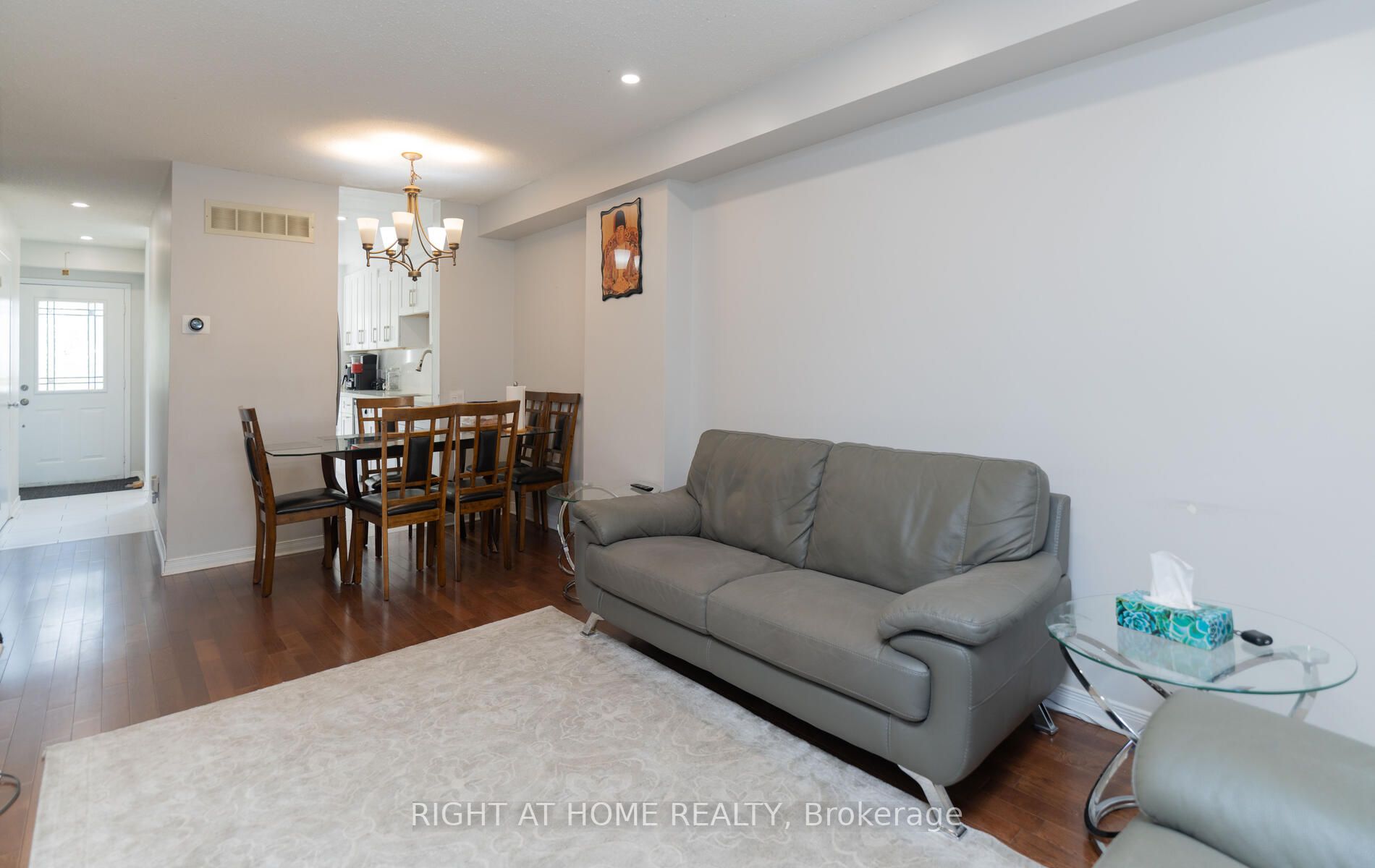 2472 E Eglinton Ave Th 19