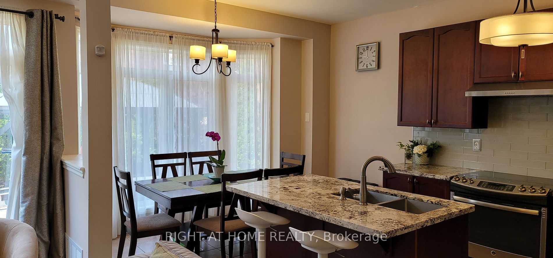 5570 Waterwind Cres
