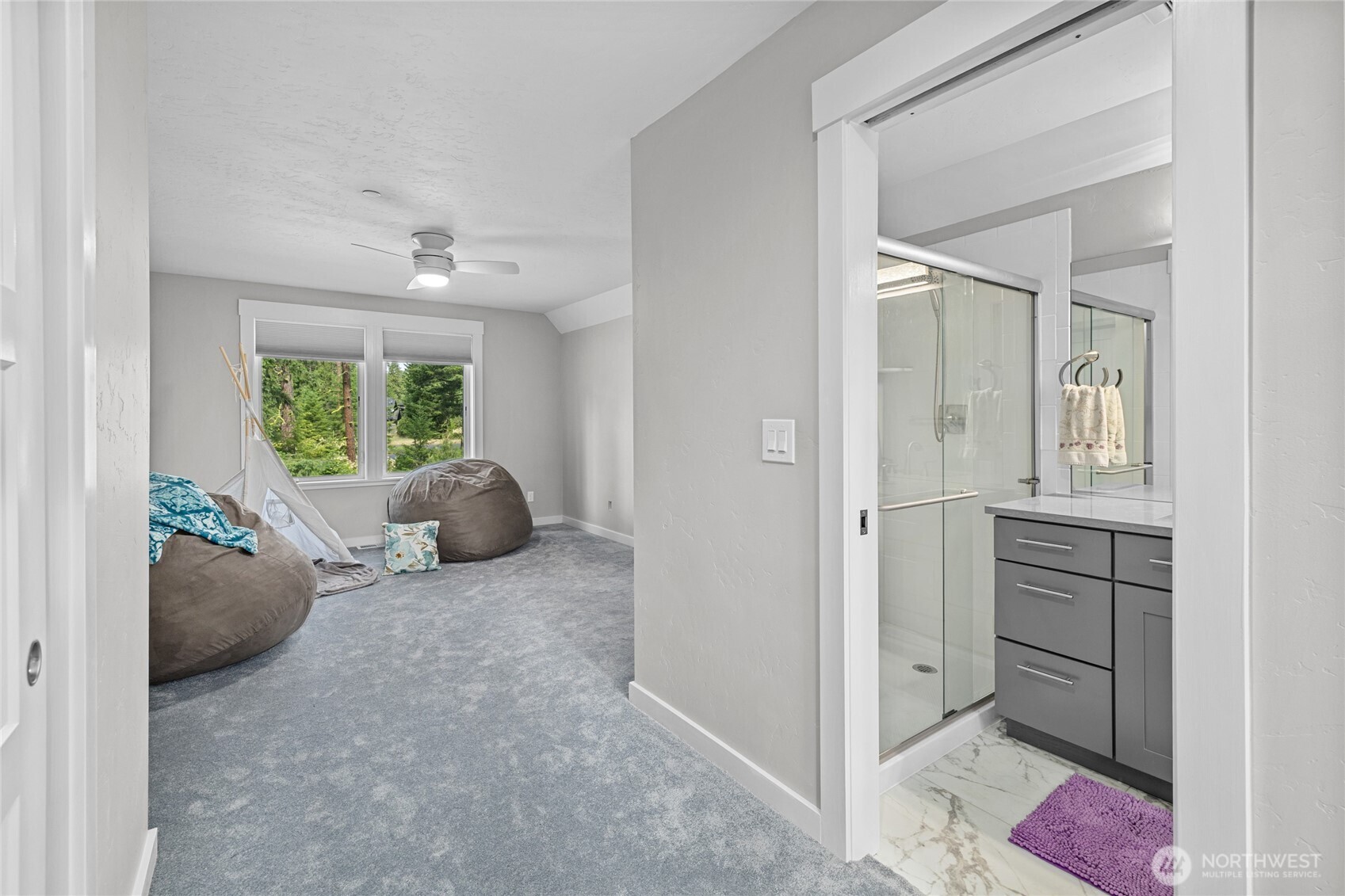Upstairs bedroom with en-suite bathroom