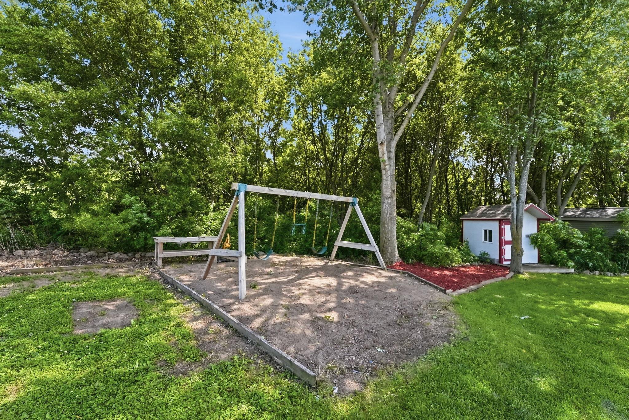1306 Iris Lane NE