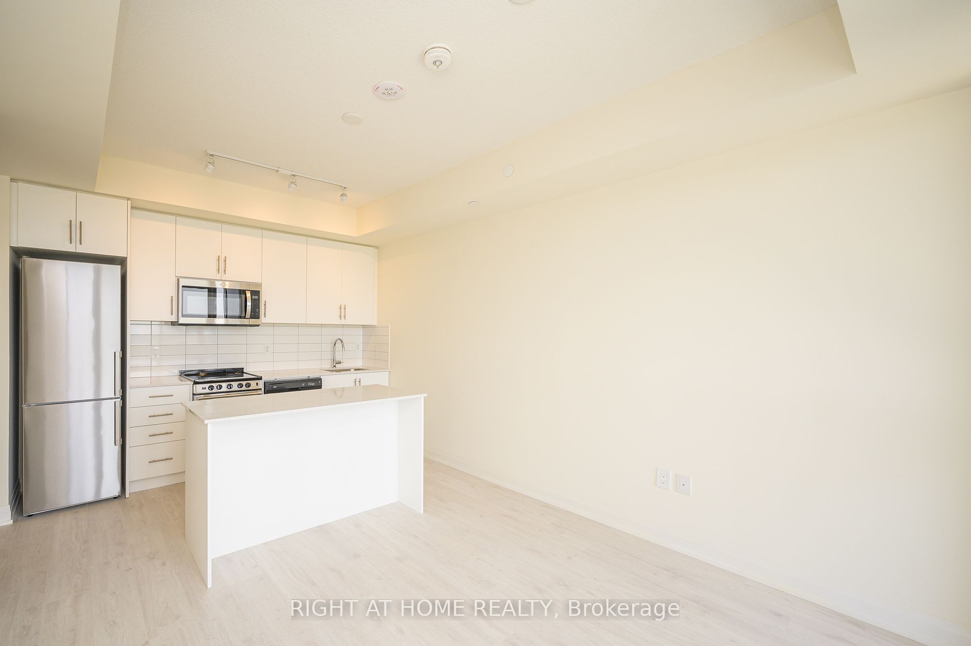 509 W Dundas St 605