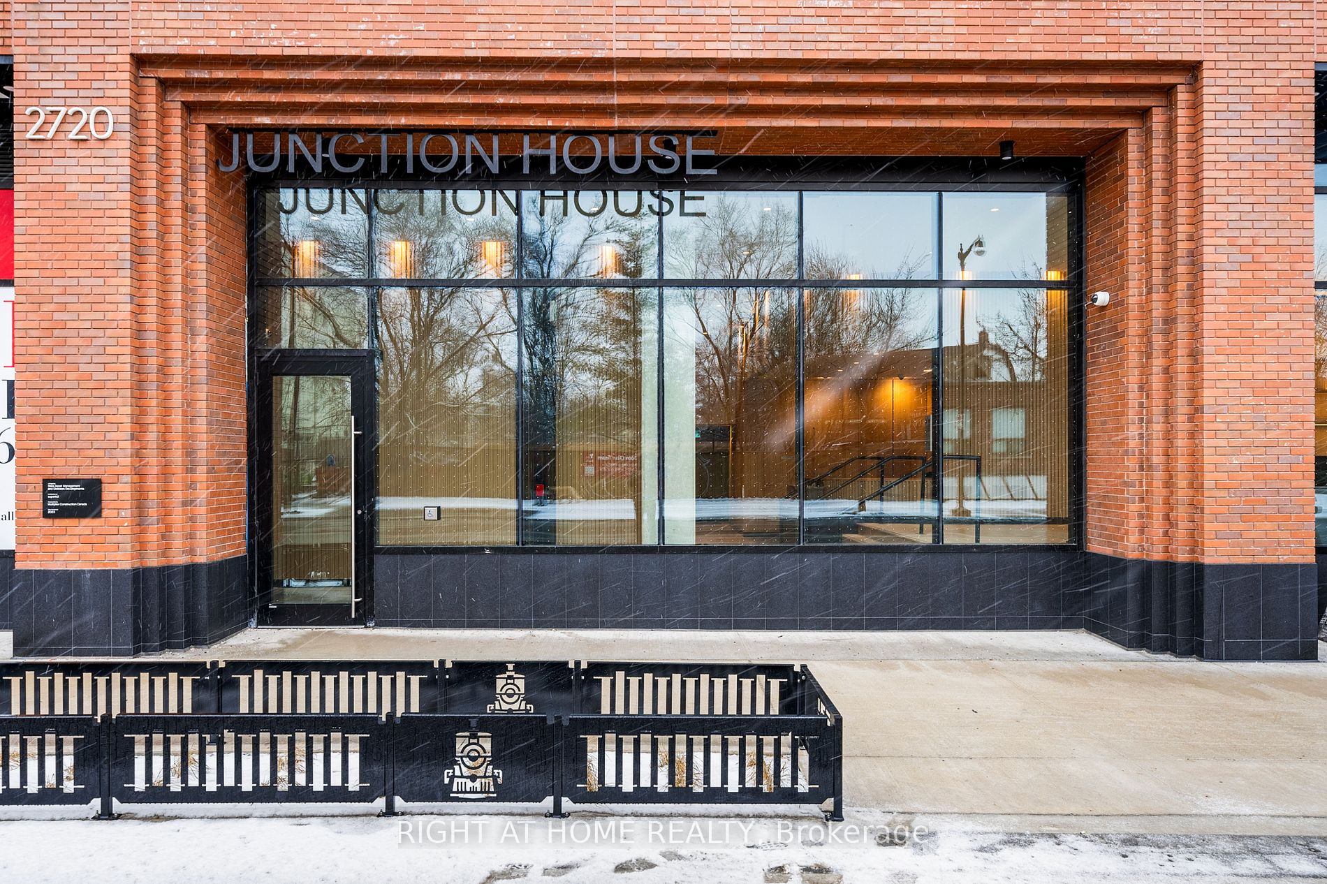 2720 Dundas St 520