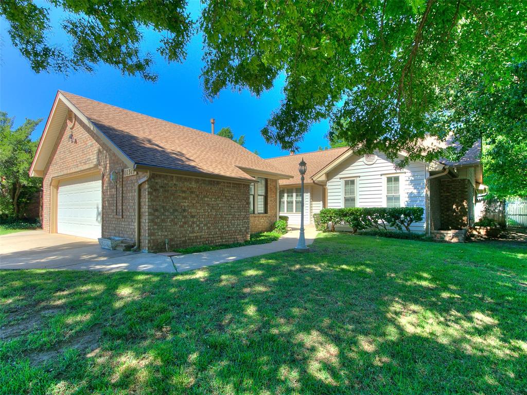 Charming home with new fence in the large back yard and oversized car garage with built in workbench.  New wood flooring in dining room. Built ins around Fireplace with built in books shelves in master bedroom.  New tile in both bathrooms with master bathroom oversided. Very nice home, book your showing today!
( tenants must submit complete screening package option from STESSA website)