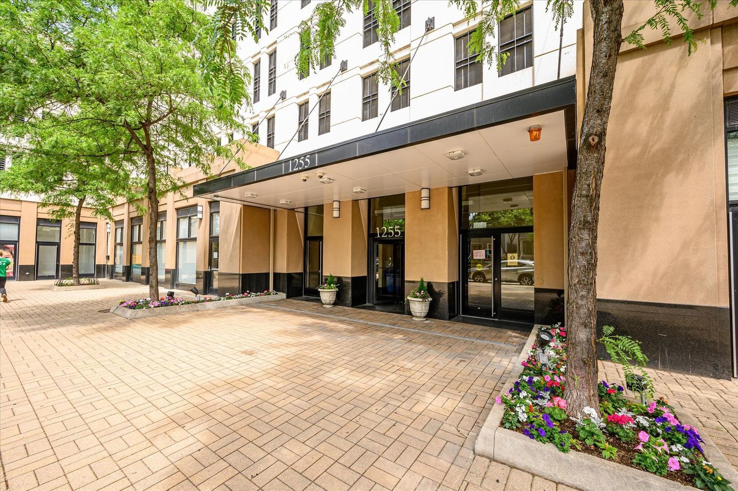 This very spacious well priced penthouse floor unit has the features that every buyer wants - stunning lake and city views, hardwood floors, open concept stainless and granite kitchen, washer/dryer in unit and even INCLUDES deeded parking and additional storage locker!! There is also a workout room and 24 hour security in this newer construction building in the heart of the south loop - close to shopping and everything the south loop has to offer..... don't miss this charming unit at an affordable price!!
