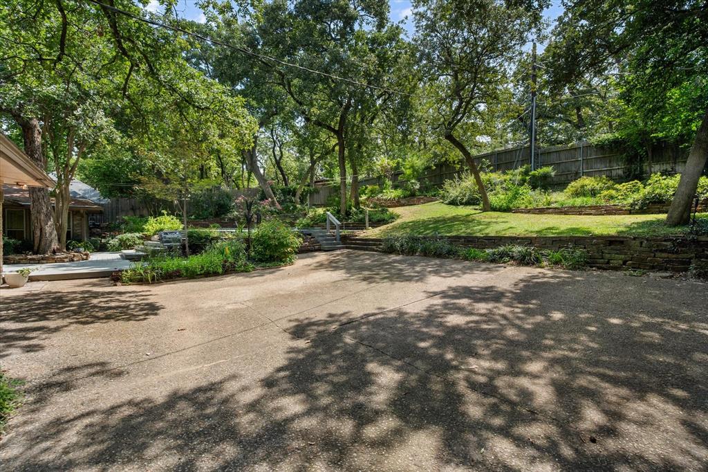 2216 Shadywood Court