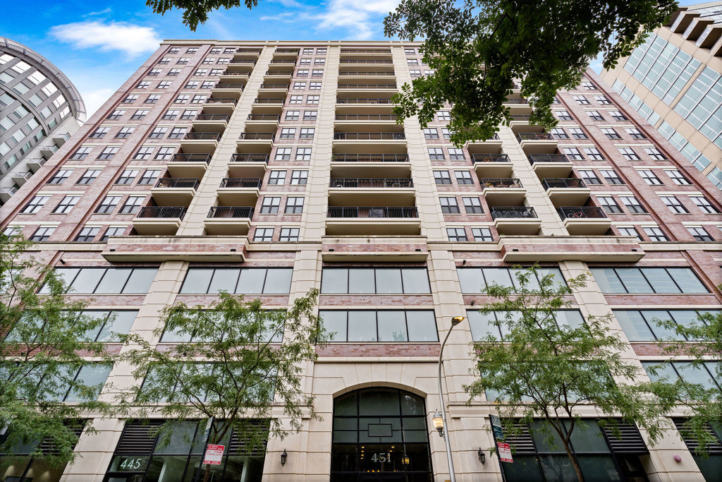 Amazing Large 1 bedroom, 1 bath condo in the perfect pocket of River North with tons of natural light. This home offers an open floor plan with a Chef's kitchen granite countertop, breakfast bar seating, stainless steel appliances, an abundance of cabinetry storage. A large living room and private balcony makes for the perfect entertaining space with new custom Hunter Douglas Silhouette blinds on sliding glass door. The bedroom is massive with an incredible walk in closet and plantation shutters. A convenient oversize hall bath offers a dual sink vanity, jacuzzi tub, and separate shower. In-unit laundry, and a huge entry walk-in closet that can be converted into a home office. This building is a 4-pipe building so you can control the temperature (heat & air) in your unit. This impressive full-amenity building offers 24-hour door staff, fitness center, on-site manager, storage lockers, and Pressbox laundry pick up onsite. The assessment also include cable, internet, gas, and heat. Located only a short walk to Montgomery Park, River Walk, Larrabee Dog Park, and easy access to public transportation, all the incredible shops, restaurants, and nightlife that River North has to offer! 1-parking spot for $25,000 #120 on the 4th floor.