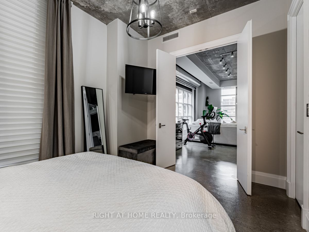 23 Brant St 704