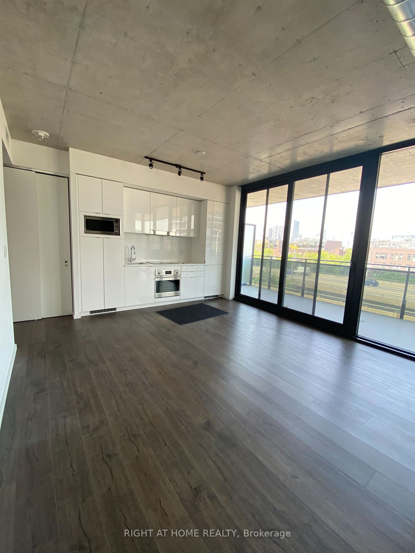 21 Lawren Harris Sq 413