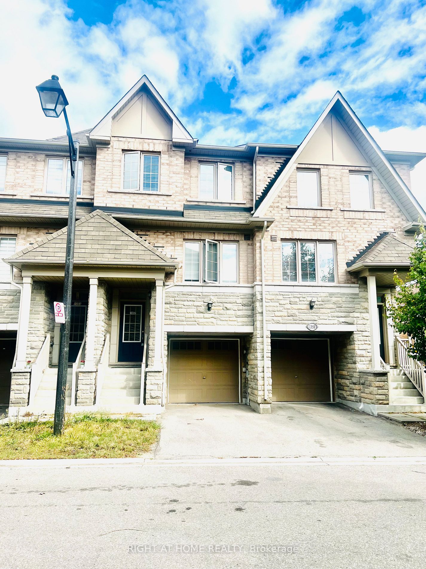 1352 E Granrock Cres