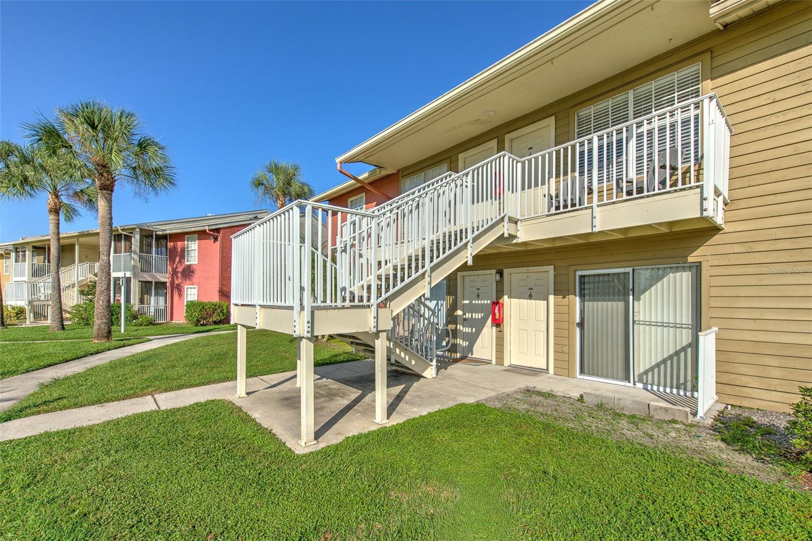 Rare Lake view of the Hendricks Lake, updated 1st floor 1bedroom/1 bathroom condo at the desirable Park Lake Parsons community at the heart of Brandon! This home features an open-concept kitchen, a dining and living area combo, washer and dryer in the laundry closet, the sliding door and bedroom window overlooking the beautiful Hendricks lake. This condo also features all vinyl and tile flooring, Water heater replaced in 2021, fridge 2023,  dishwasher,  microwave and  stackable washer and dryer in 2024.  
The Park Lake at Parsons community offers 10 Acre waterfront living , nestled in a natural habitat to over 20 different bird species. The community features Community Clubhouse,  Lakefront Pool with Arbor and a Serene Lakeside Gazebo, Lighted Racquetball and Tennis Courts, Billiards Room, Fitness Center, Community BBQ & Picnic Area. Enjoy a perfect location near all the amenities that Brandon has to offer, with Brandon Regional Hospital across the street, the Brandon Town Center mall.  I-75, Highway 60, and the Crosstown Expressway are just a short drive away for easy and fast commute to downtown Tampa and Clearwater.
Low HOA fee $275 a month and NOT in a flood zone! Don't miss the opportunity to own this beautiful and cozy water front home! No Hurricane damages in 2024.