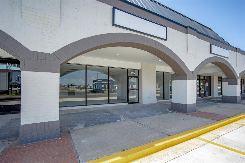 FOR LEASE! Located within the revitalized shopping center at 1010–1050 N Flood Ave in Norman, this 6,412 SF suite features a versatile layout with office space, large open work areas, and three restrooms—making it ideal for retail, food service, or service-based businesses. The unit has been whiteboxed and is ready for a tenant to customize and make their own, offering flexibility to suit a variety of needs. Zoned C-2 and just two miles from I-35, the property benefits from strong traffic counts, excellent visibility, and convenient access to more than 4,300 households within a one-mile radius. The shopping center also provides ample parking and prominent storefront signage along one of Norman’s busiest corridors, positioning this space as a prime opportunity for high-traffic users.
