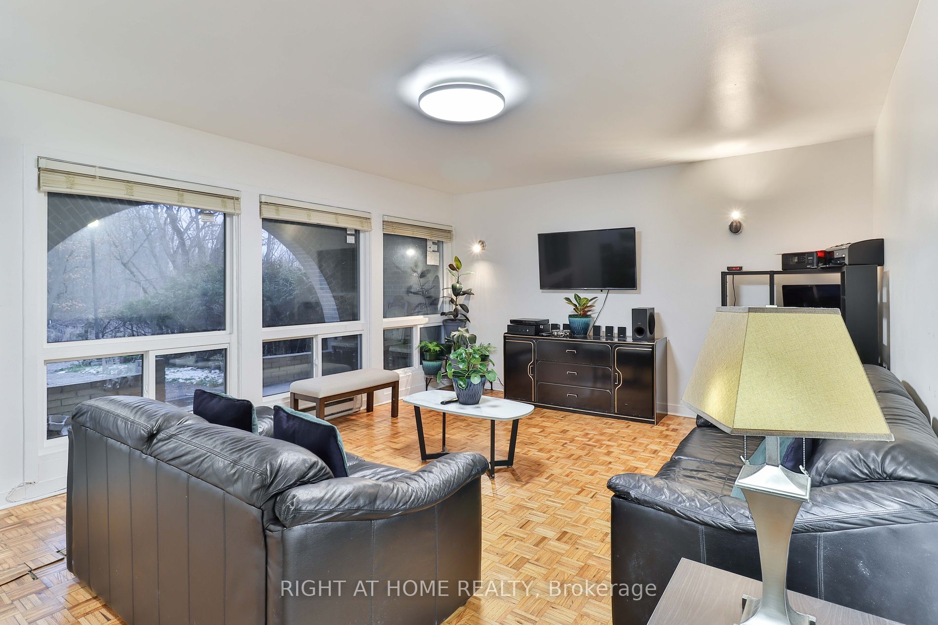 19 London Green Crt 98