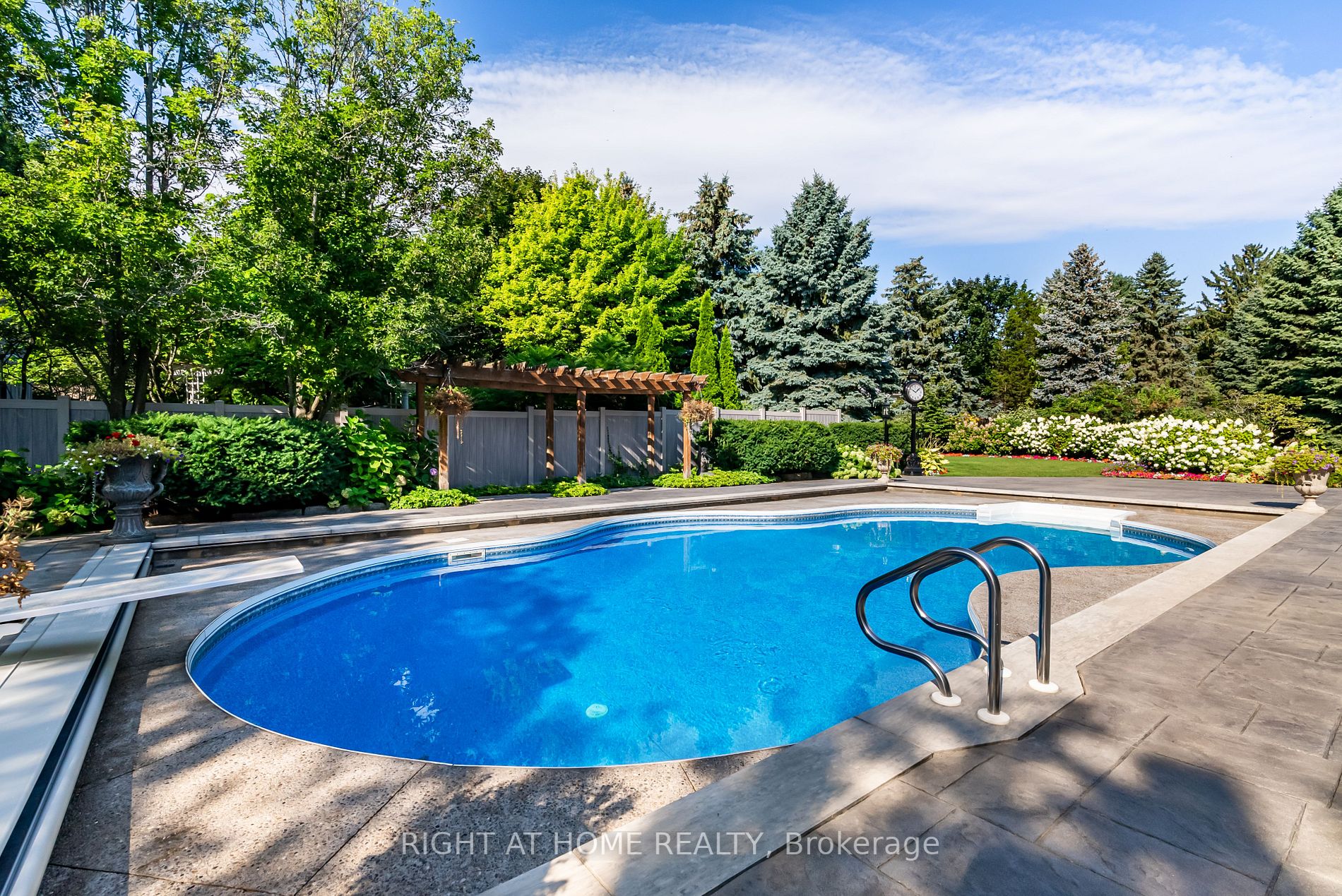 206 Lakeside Ave