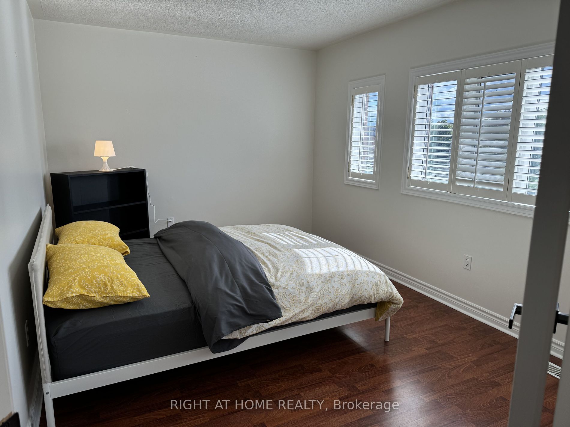 5276 Floral Hill Cres