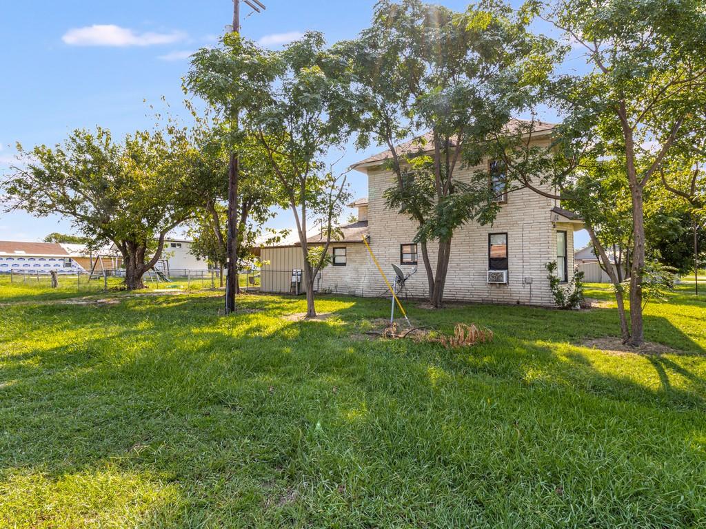 112 W Hackberry Street