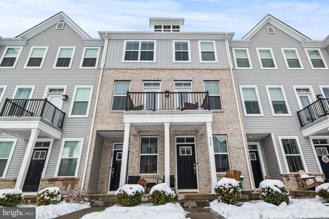Discover the charm of Steelpointe, where contemporary living meets vibrant community life. This stunning 2-bedroom, 1.5-bathroom townhouse, built in 2022, boasts modern elegance with its sleek brick and vinyl siding exterior. Step inside to find an inviting layout adorned with luxury vinyl plank flooring, perfect for both relaxation and entertaining. Enjoy the convenience of an attached garage and a private driveway, ensuring easy access and ample parking. The compact yet functional design maximizes every inch of the 1,114 sq ft, making it ideal for those seeking a low-maintenance lifestyle without sacrificing comfort. Nestled in a thriving neighborhood, Steelpointe offers easy access to local parks, shops, and dining options, creating a perfect blend of urban convenience and suburban tranquility. Embrace the lifestyle you've always wanted in this exceptional home, where every day feels like a retreat. Don't miss your chance to make this contemporary gem your own!
