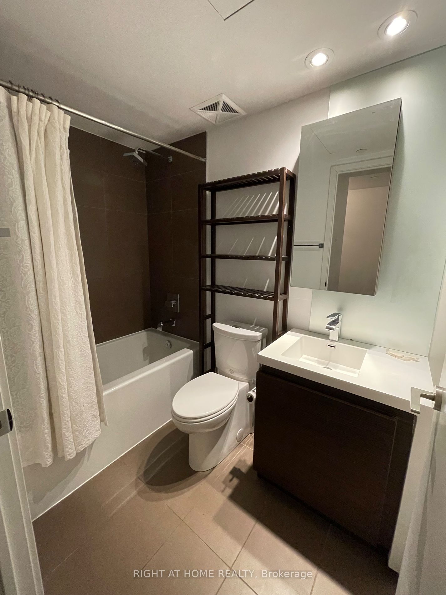1030 W King St Lph27