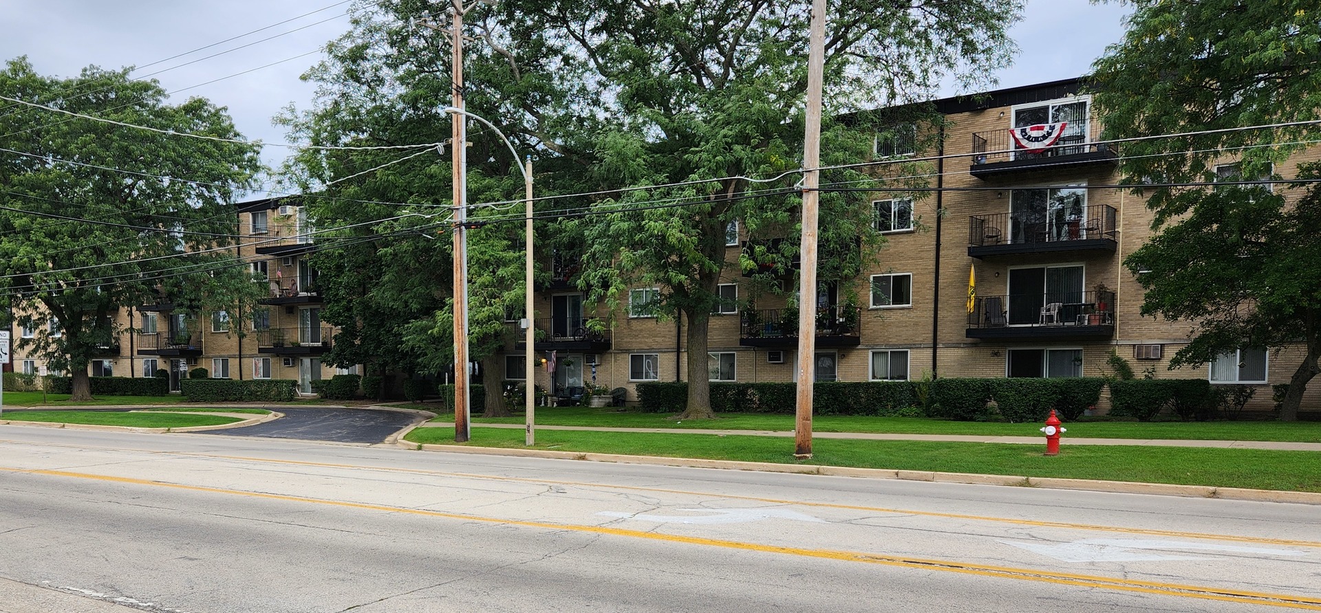 Brandenberry Park large 1 bedroom 1 bath condo in a 4-story elevator building. This complex is well maintained with a pool, tennis court, play area and lots of mature trees to give it a park like setting. Near schools, shopping, entertainment and golf courses.