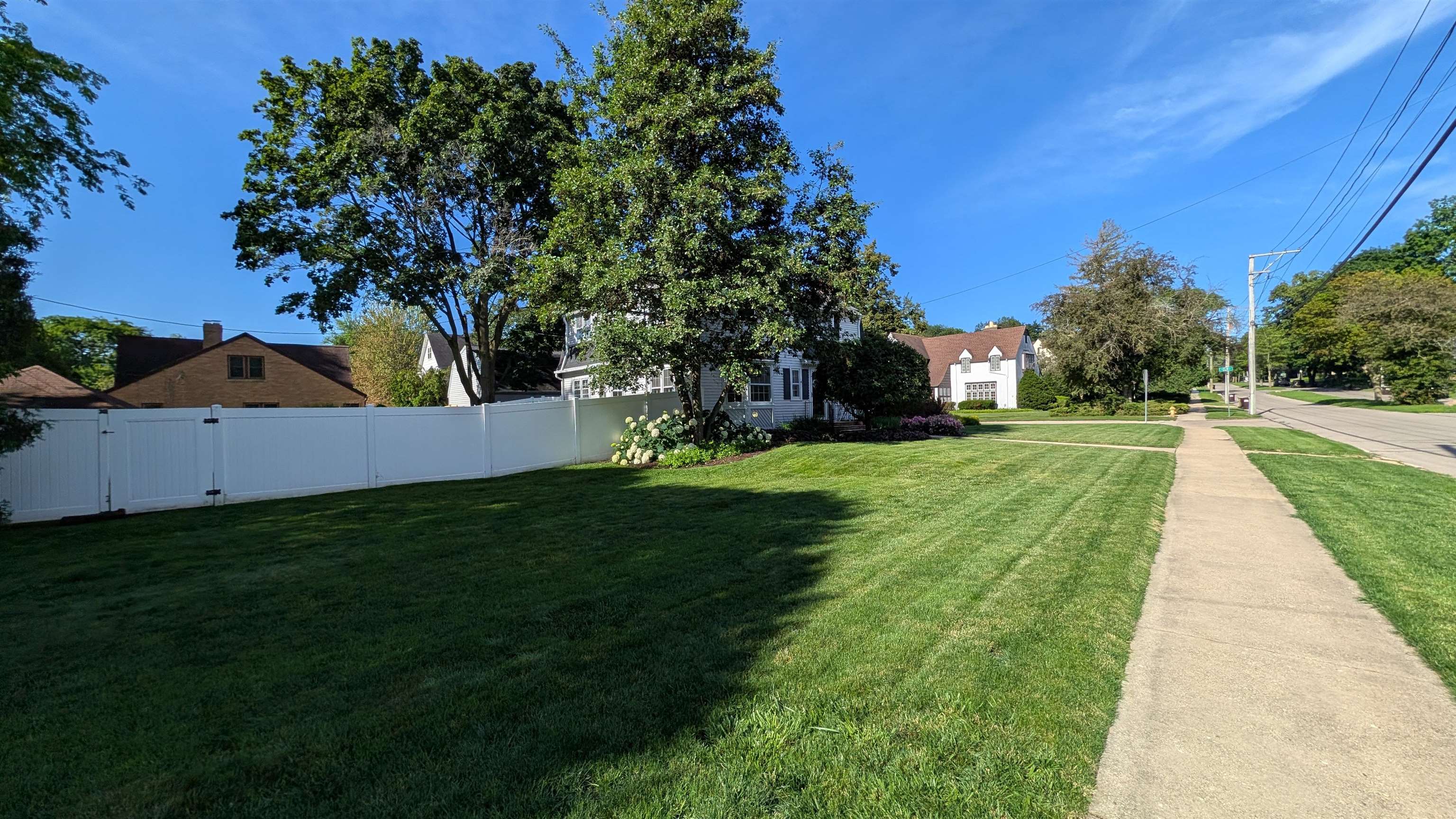 1325 W Lincoln