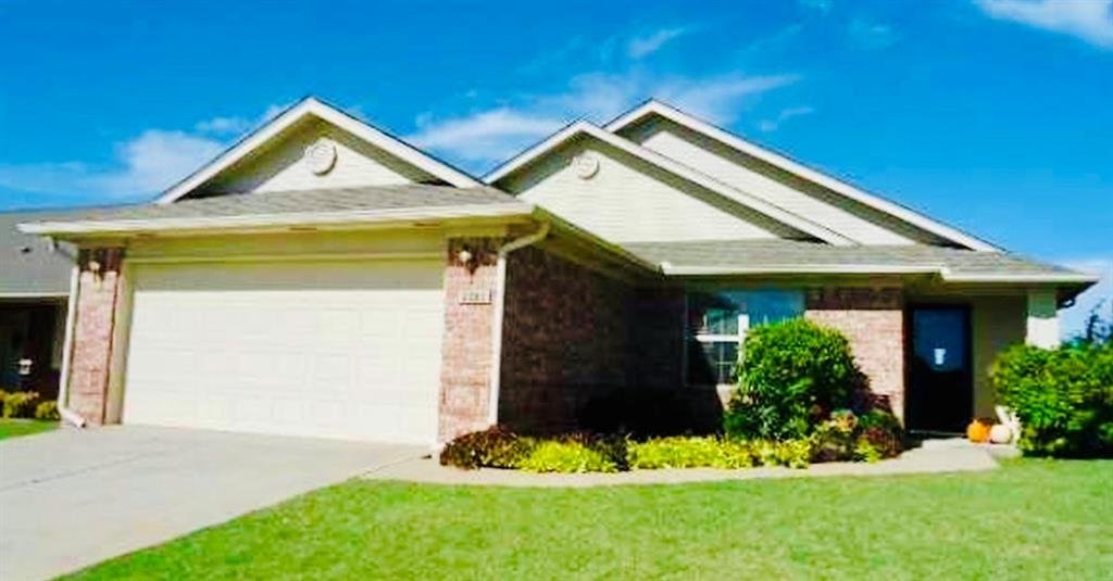 Welcome to this inviting 3-bedroom, 2-bath home offering easy access to the highway and minutes from nearby shopping centers. Perfect for comfortable everyday living with convenient amenities close by.