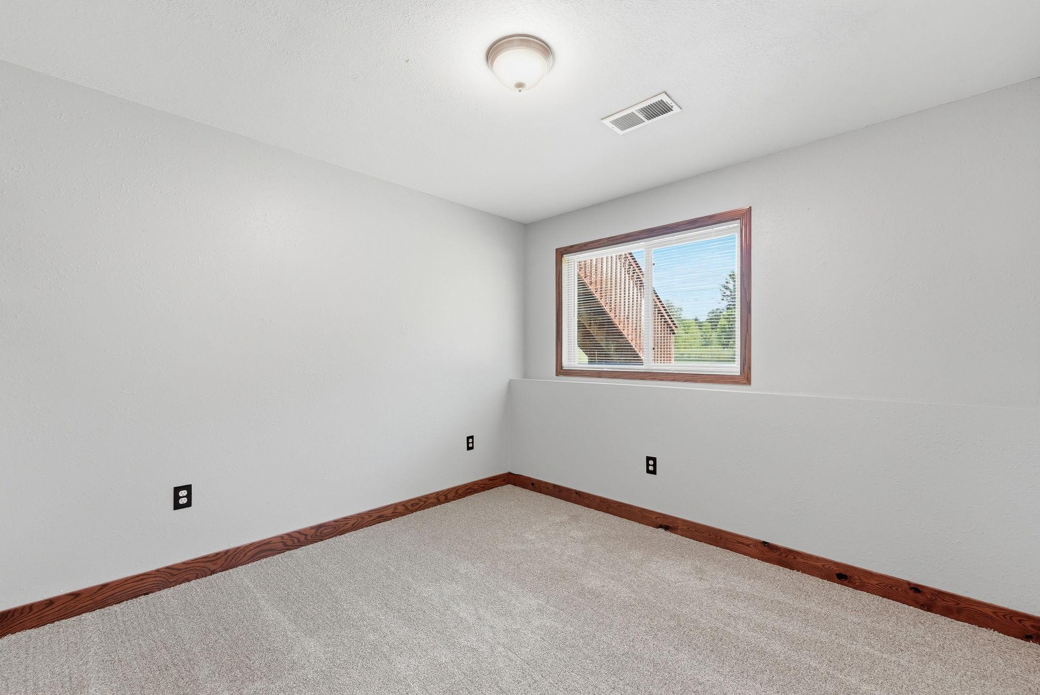 1306 Iris Lane NE