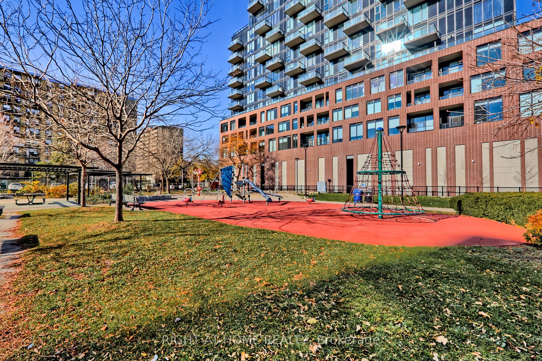 270 Dufferin St LPH17