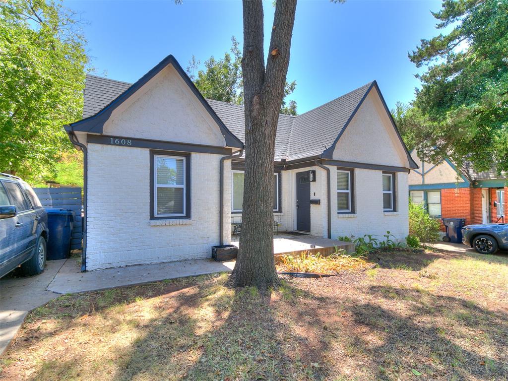 THIS is the one you've been waiting for- CUTE home in the super popular Putnam Heights addition !  TONS of updates to this open, clean move in condition home including recessed lighting ! Insta-hot water tank ! Tiled backsplash and floors in Kitchen- SS Appliances, Granite counter tops, updated paint electric,even plumbing  !! Did they update the windows too ? YES they did. They even replaced the roof aprox 5 years ago and added TONS of insulation in the attic to save you energy bills !! Come take a look at this charming 2 bed historic home built in the '30's. appliances are negotiable.