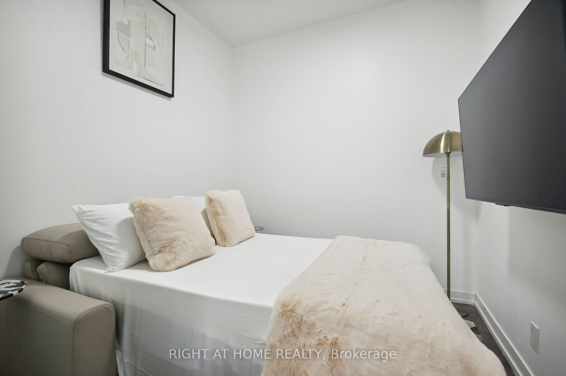 270 Dufferin St LPH17