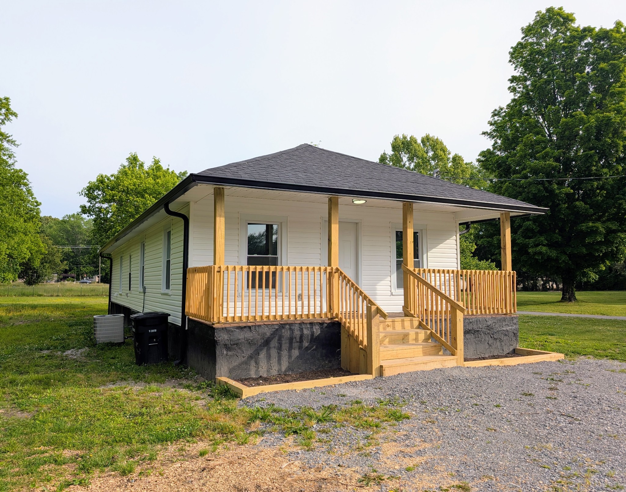 815 E Grundy St — sold