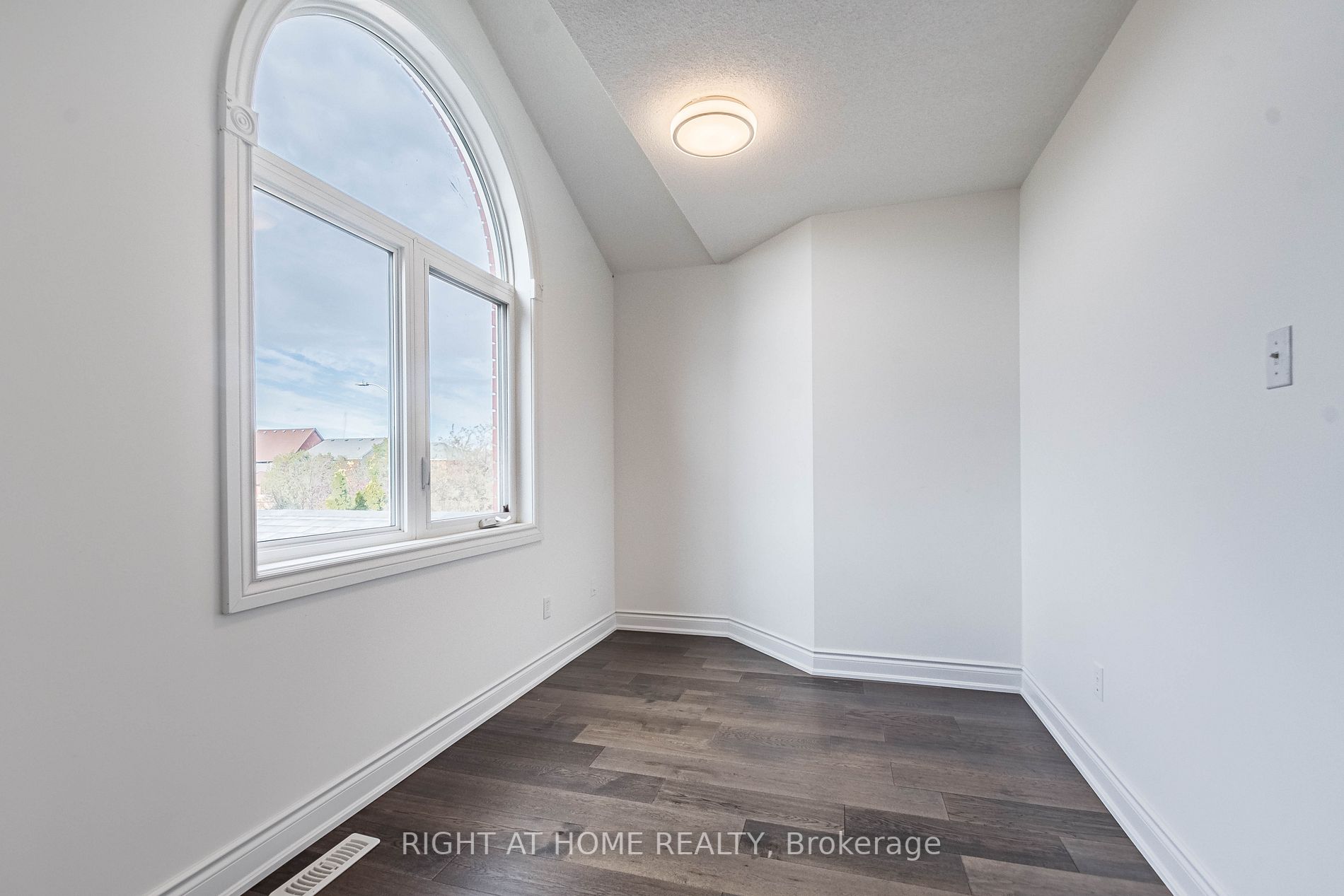 5579 Whitehorn Ave Upper