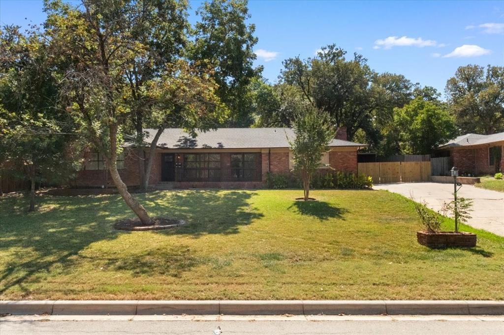 Discover timeless style and modern updates in this beautifully refreshed Mid-Century Modern home nestled in the desirable Eastern Hills neighborhood. Situated on a huge, tree-filled lot, this property offers a peaceful retreat with plenty of space inside and out.
Step inside to find a freshly painted interior, new carpet, and a flexible floor plan designed to fit a variety of lifestyles. The home features spacious rooms, including a large walk-in utility room and a chef-friendly kitchen with new granite countertops, a generous kitchen island, and updated lighting and ceiling fans throughout.
Enjoy the serene outdoors in the terraced backyard, perfect for relaxing or entertaining. This move-in ready home offers both charm and functionality in a prime location.
Don’t miss your chance to own this updated classic in one of the most beautiful areas of town!