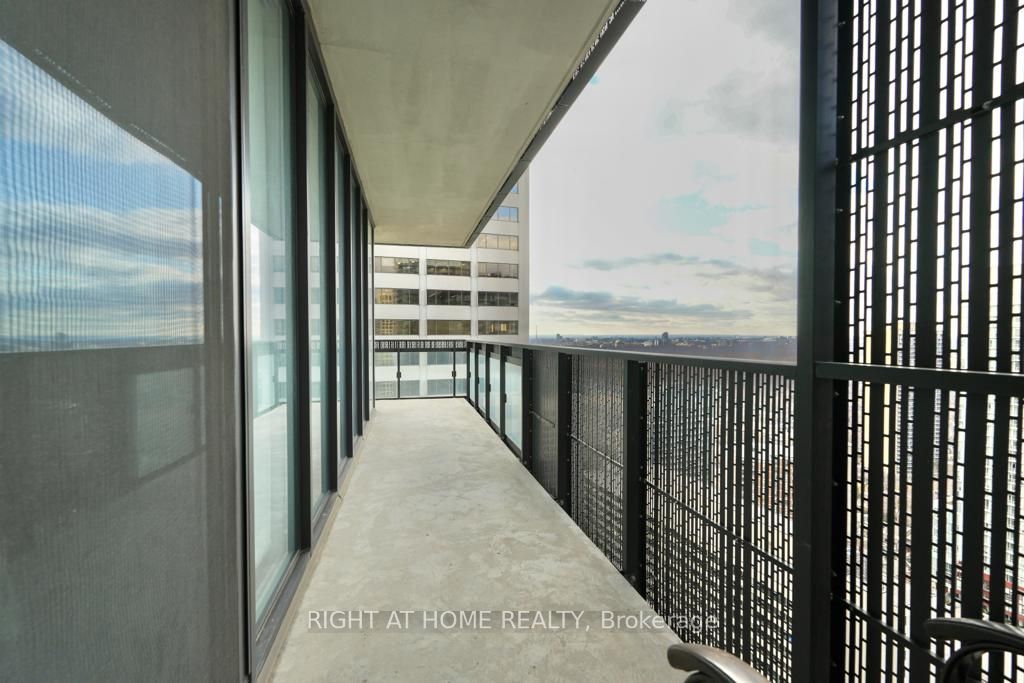 8 E Eglinton Ave 2705