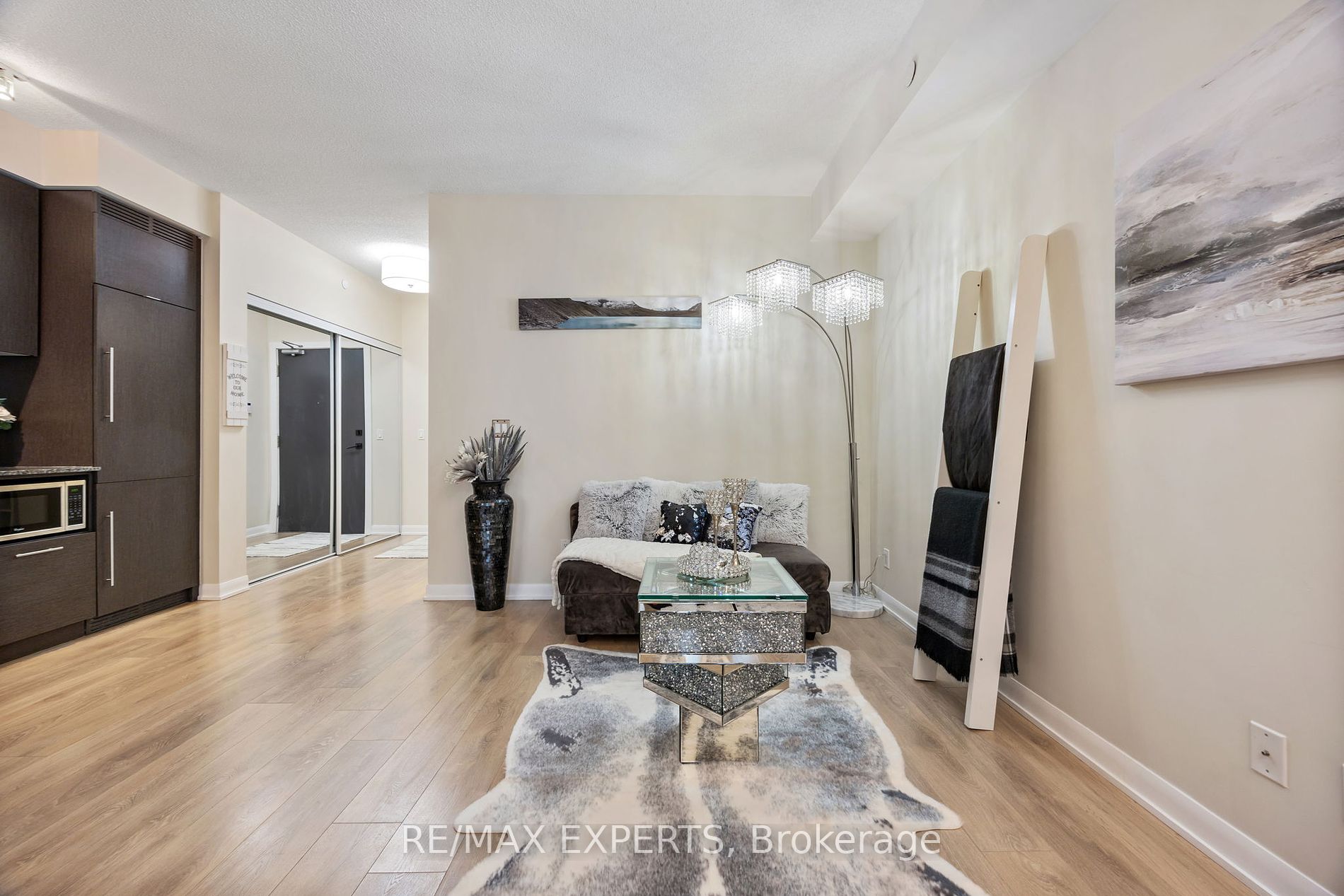 435 W Richmond St 802