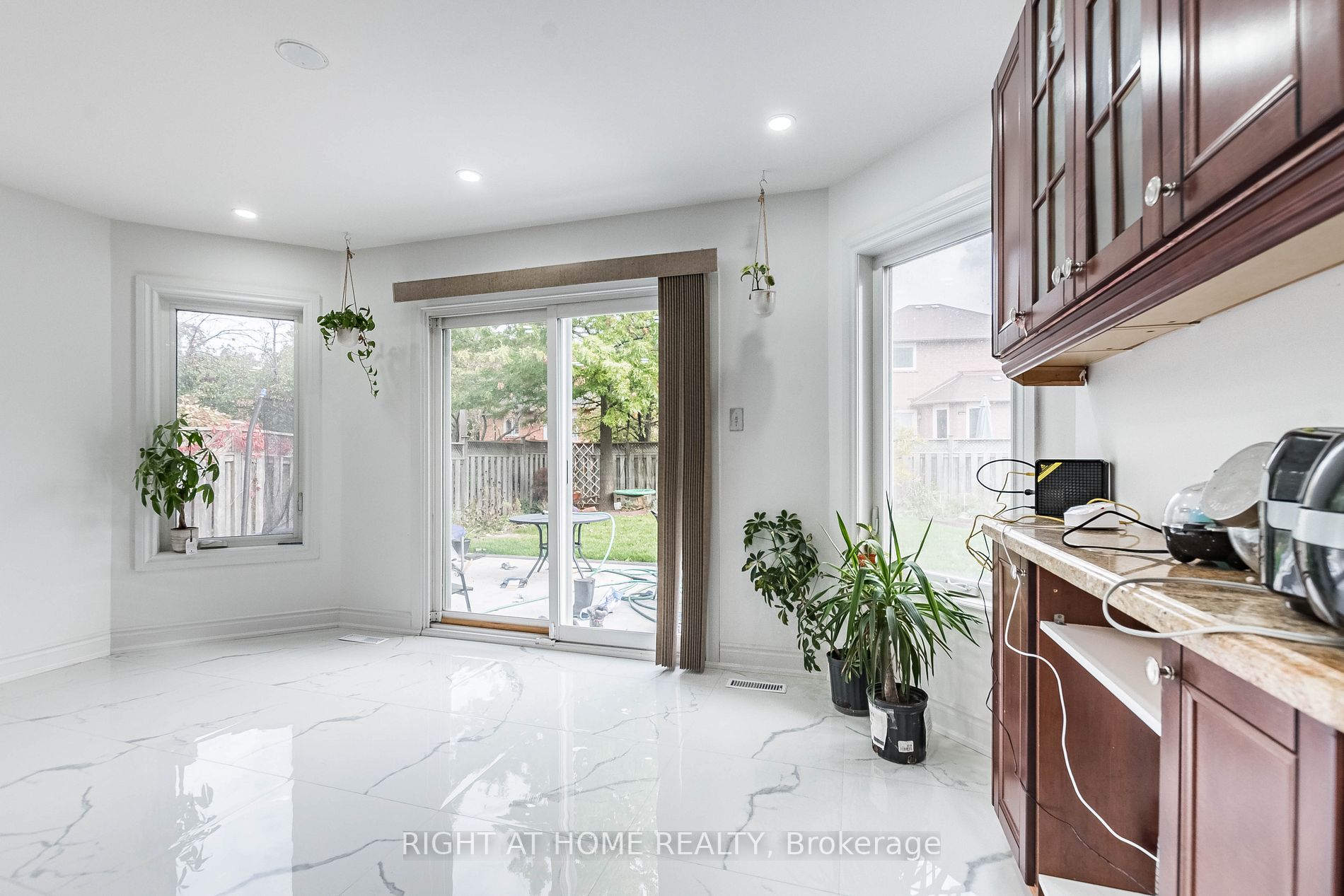 5579 Whitehorn Ave Upper