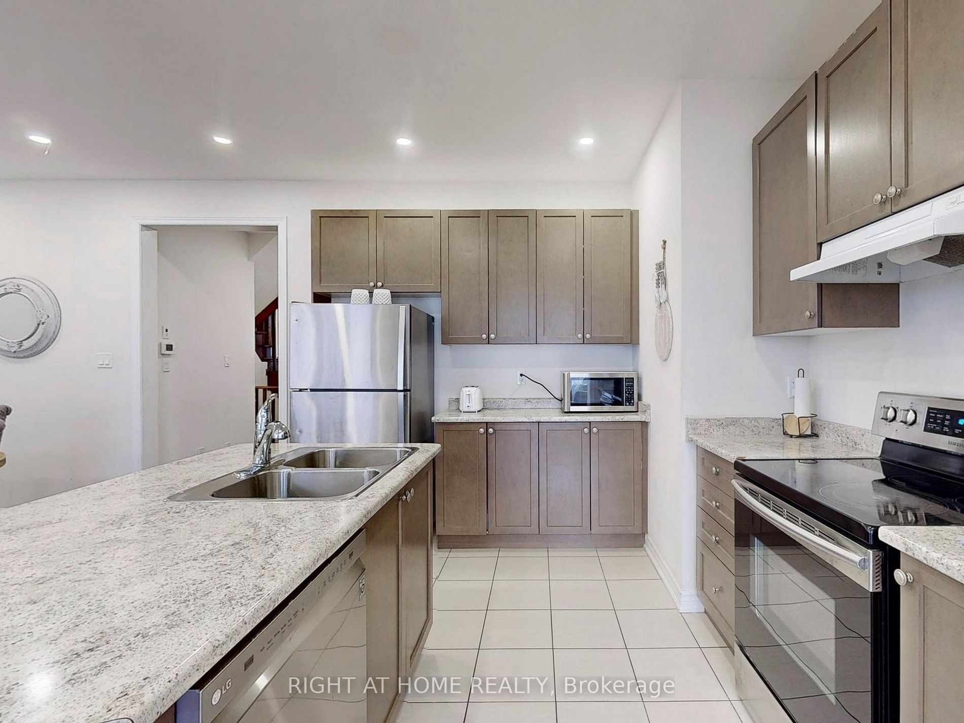 71 Mondial Cres