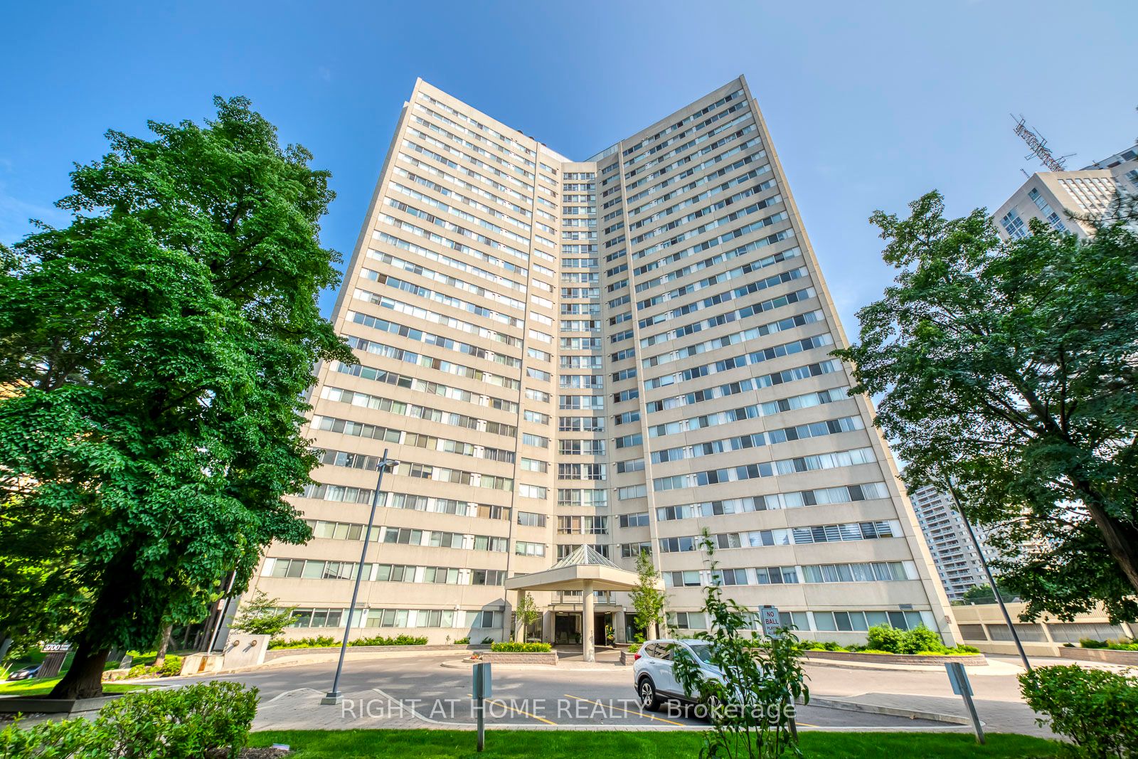 3700 Kaneff Cres 1412