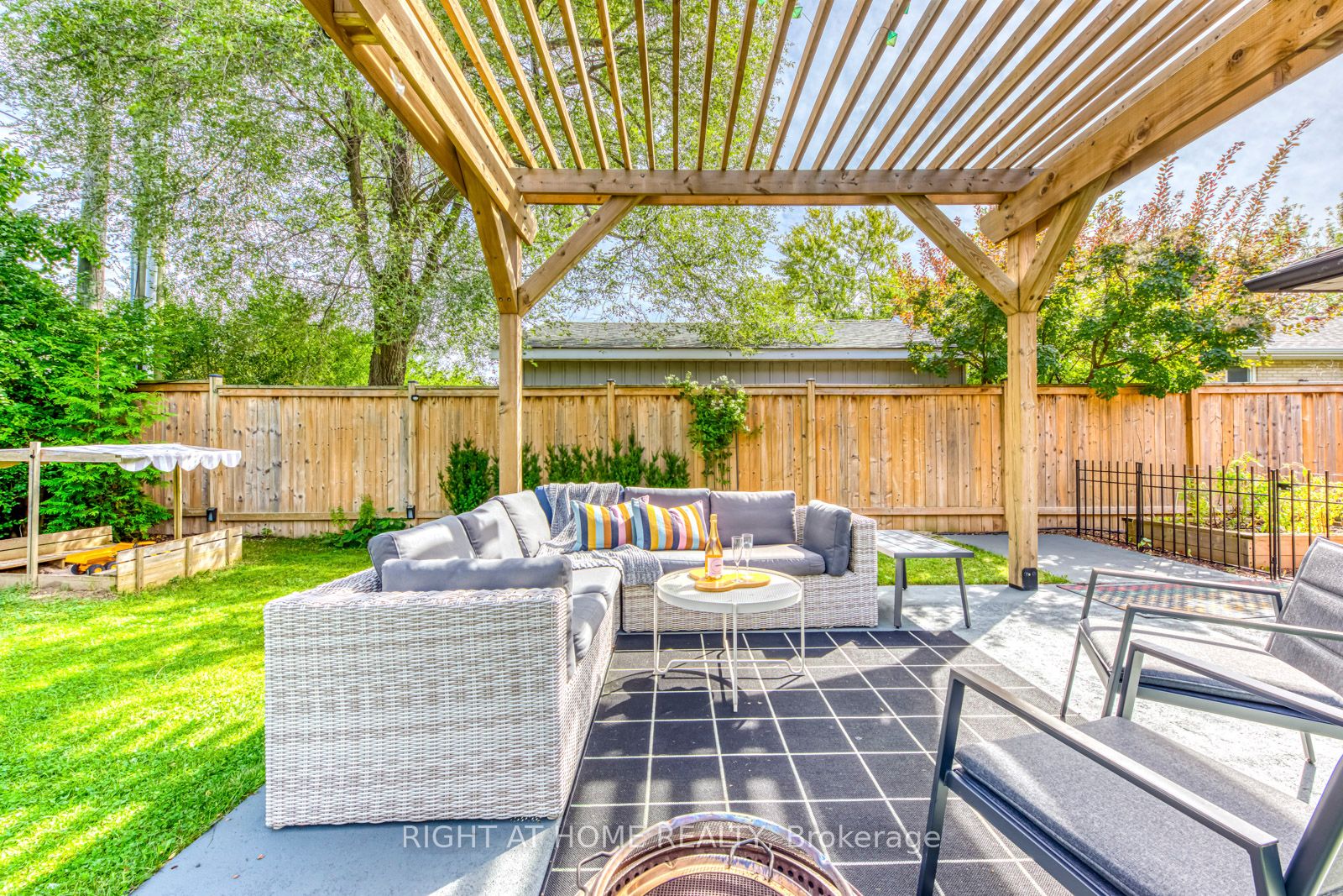 1306 Napier Cres