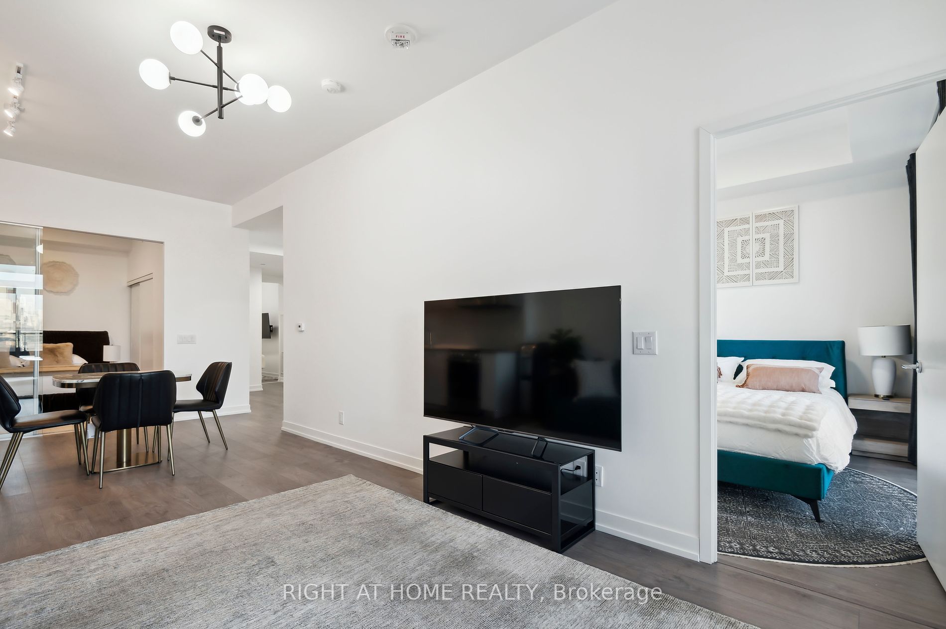 270 Dufferin St LPH17