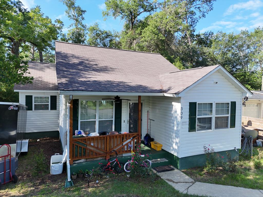 Great home in Thomasville, GA! 3BR/2 Bath, nice living room and cute kitchen. Great primary bedroom with bath. Nice front porch and private backyard. Call your favorite agent TODAY for a closer look!