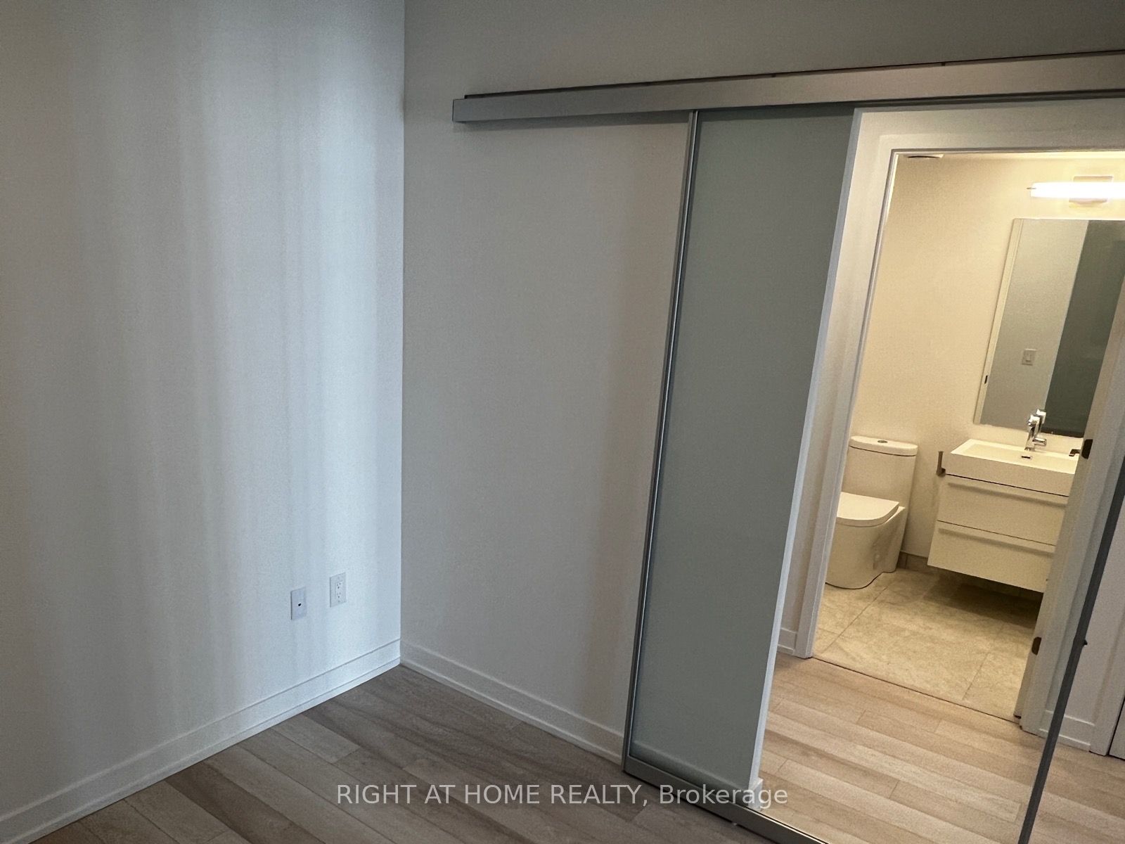 39 Roehampton Ave 1610