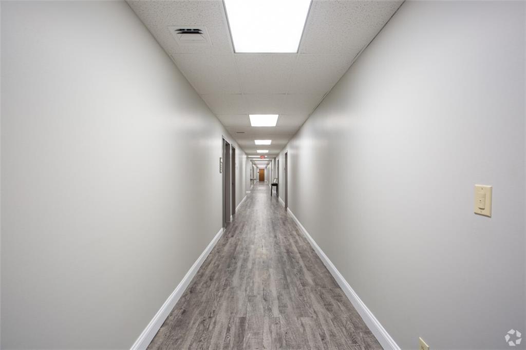 8320 N Oak - 222 Trafficway