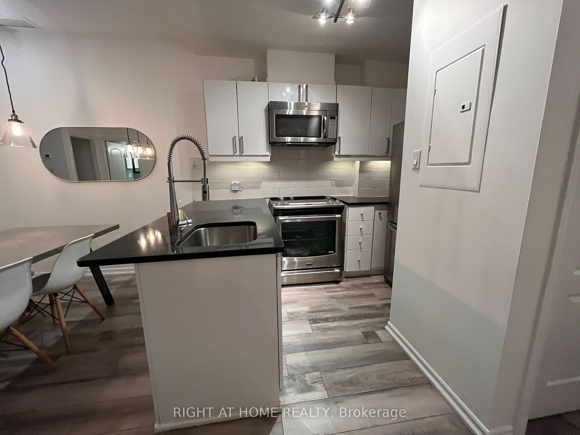 393 King St 1106